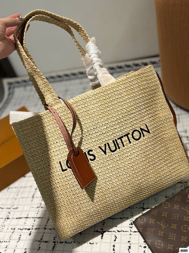 Lv编织托特 夏日新款分享 炎炎夏日，阳光与暖风，海边与沙滩，怎么能缺少编织包包呢？ N夏日 By The Pool系列，无拘无束的海滨氛国，清爽休闲的拉菲草编