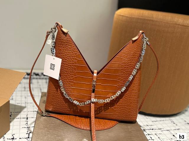 配盒尺寸30.24 纪梵希链条包cutout 拿到手里才能感觉到它的魅力 这份质感 仙女们值得拥有