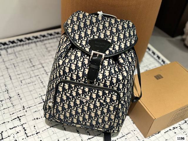 礼盒 迪奥双肩出货 新款 男女背都好看 作为一只合格的双肩包 一定要好看 舒适 耐造 背包比较大 远途旅行带它准没错 也是学生党的最佳选择 超级实用 再适合不过