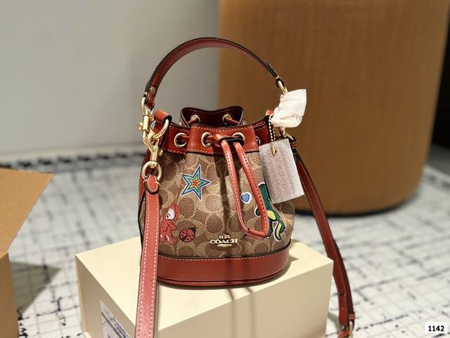 Coach 迷你mini水桶包 抽绳设计开合 可手提可斜挎 一长一短两条肩带 可拆卸 尺寸 15 20Cm 太可爱啦奶呼呼的小可爱~~
