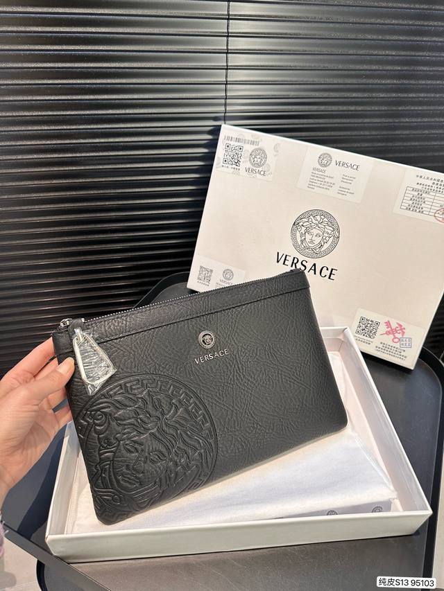 福利 配盒子 原单纯皮范思哲手包成功男士必备单品 ，头层牛皮材质细腻有光泽简单的纹路低调又不失质感，出门，上班，应酬都能用，非常成稳又带有一点小小的sexy 手