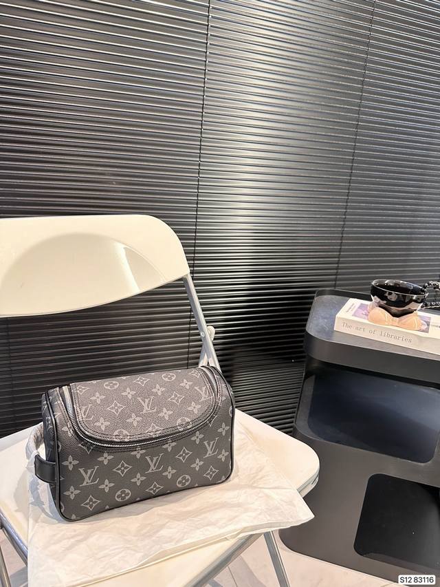 Lv 洗漱包 这世界上只有奢侈品才最懂女人！每年都会出各种化妆包造福精致girls，这款化妆包颜值高到可以直接拎出街！尺寸：24 15 货号83116