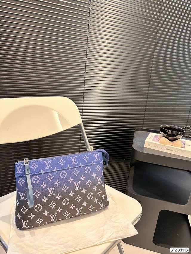 Lv手包 每个男人都应该人手一只的必备款！可以把手机，香烟打火机钞票通通收纳，一包在手全部搞定， 小身材大容量！送礼自用都很赞！！尺寸：30 20 货号8311