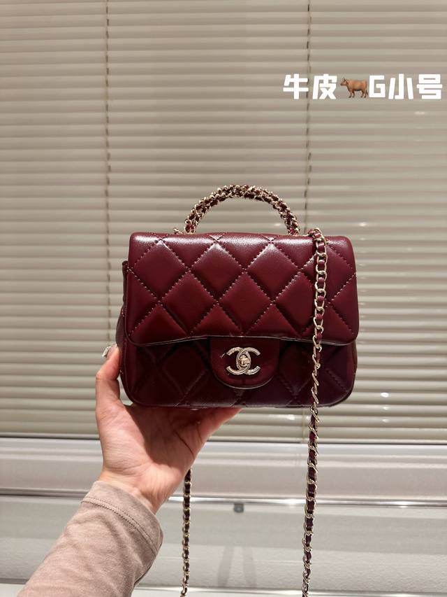 头层牛皮 Chanel 铁手提包 慵懒随性又好背 上身满满的惊喜 高级慵懒又随性 彻底心动的一只 Size：20 15Cm