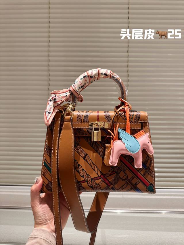头层牛皮 Hermès 爱马仕 凯莉包 高端质量 专柜最新款进口荔枝纹 明星同款 原版质量 ，Hermès每个女孩的必备品 尺寸：25 18Cm
