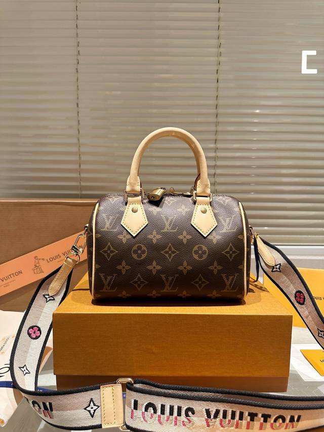 顶级皮 Lv Speedy20手袋最新款刺绣肩带枕头包老花手提单肩斜挎包尺寸：20*13*12Cm 天然变色牛皮 原版五金 重工双面刺绣肩带 全套包装