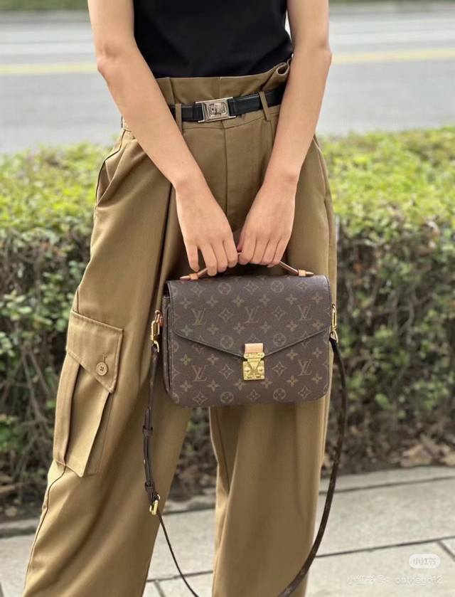 折叠盒飞机盒 Size: :25×17 Lv路易威登新款老花拼色邮差包 比旧款多了点时尚感，低调优雅又吸睛！ 肩带调节成斜挎或者腋下，多种背法～ 实物绝对让人爱