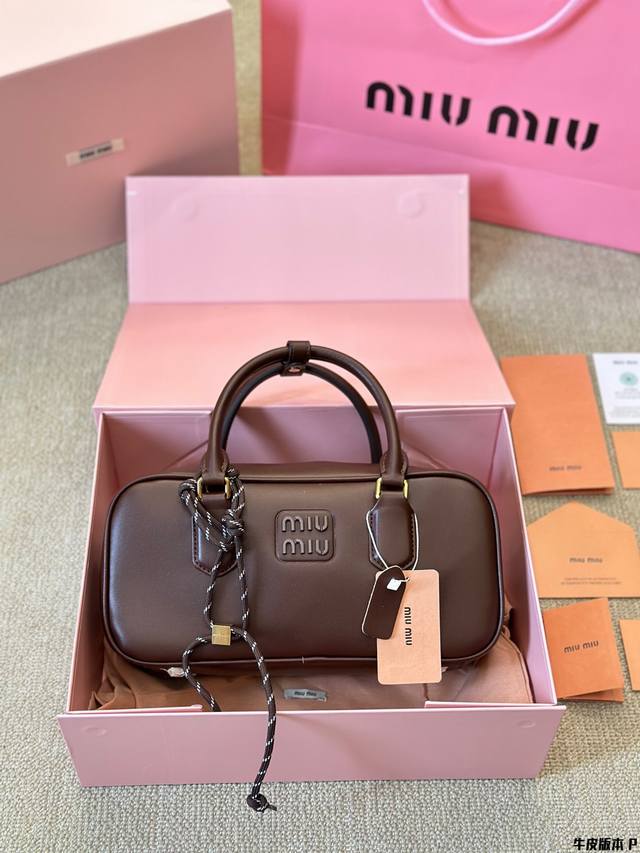 牛皮版本 Miumiu新款相机包 今年的风刮的太猛了 老多爆款了! 这款的版型太受欢迎! #Miumiu 这一季不管是单肩包 #Miumiu包 还是托特包都超级 牛皮版本 Miumiu新款相机包 今年的风刮的太猛了 老多爆款了! 这款的版型太受欢迎! #Miumiu 这一季不管是单肩包 #Miumiu包 还是托特包都超级