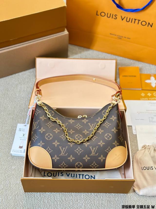 顶级原单 全钢五金 Lv Boulogne邮差包 牛角包 新款的 Boulogne Size 对比之前小了，但完全不影响它的容量。设计上多加了金色链条 发8，增