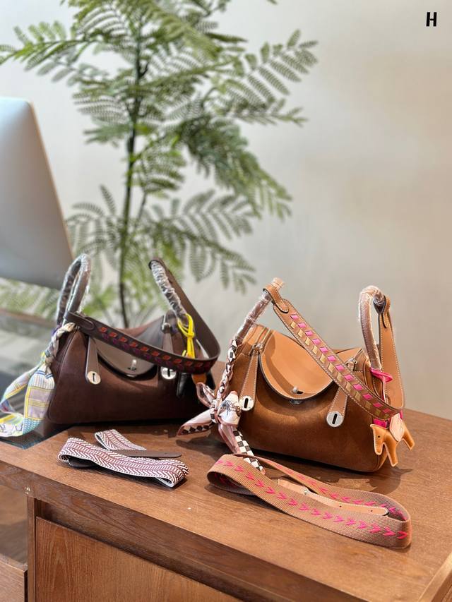 鹿皮焦糖色lindy 才是yyds不服来辩~ 市面上一直争论不休的四大金刚还是三大金刚每个人看来咖色就是所有颜色中no.1漂亮的~ 咖色是个人觉得与其品牌形象相