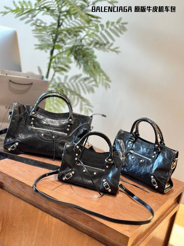 总要为balenciaga机车包买一次单吧黑银酷味十足 银色大钉比小钉更加朋克帅气. 手提 斜挎 单肩轻松拿捏 机车包还得是balenciaga哇 I* 总要为balenciaga机车包买一次单吧黑银酷味十足 银色大钉比小钉更加朋克帅气. 手提 斜挎 单肩轻松拿捏 机车包还得是balenciaga哇 I*