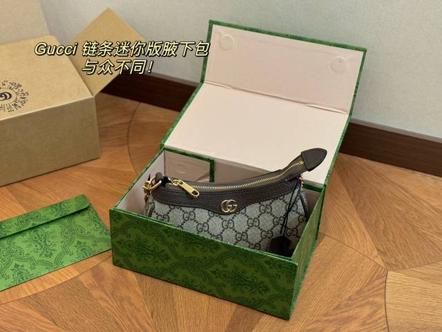 配折叠盒飞机盒 Size：19*10Cm 古奇新品腋下包 质感感人，尺寸完美， 还可以任意更换搭配不同造型而且容量还非常好！ 最新一季爆款！