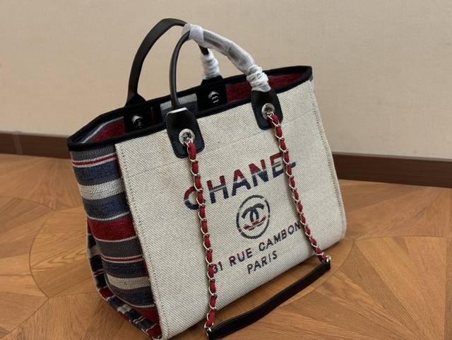 无盒 尺寸：38*30Cm 大 33*25Cm 小 香奈儿 牛仔沙滩包 安排！安排！ 今年出的这个沙滩包可太好看了 水洗做旧款更加有高级感