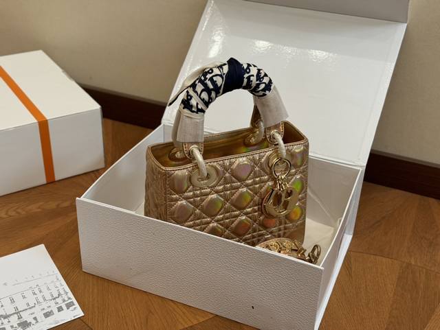 新色 Size：17.15Cm 20.17Cm 迪奥 新品 戴妃 实在是太太太可爱啦！ 配折叠盒