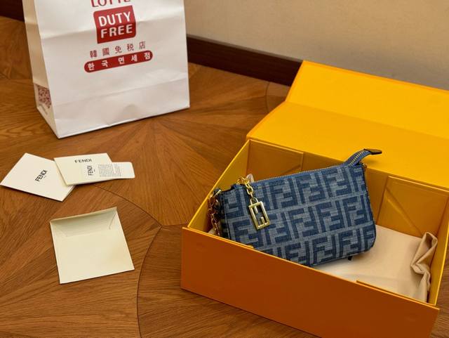 配折叠盒 Size：12.21Cm Fendi芬迪新款麻将 Baguette 单肩、斜跨都不是问题， 有种慵慵懒懒的街头！！