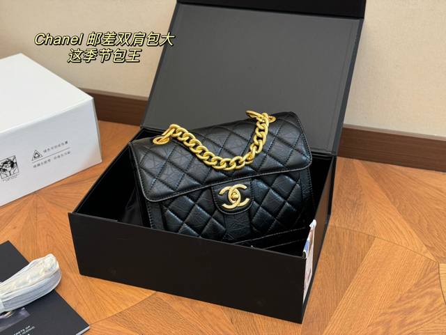 配盒 升级版 Size：17.22Cm 香奈儿 22P 新品双肩包 超喜欢这个方正的小可爱！ 带回家你会越来约爱它！ 现在它真的火不行 可以手拎的双肩包