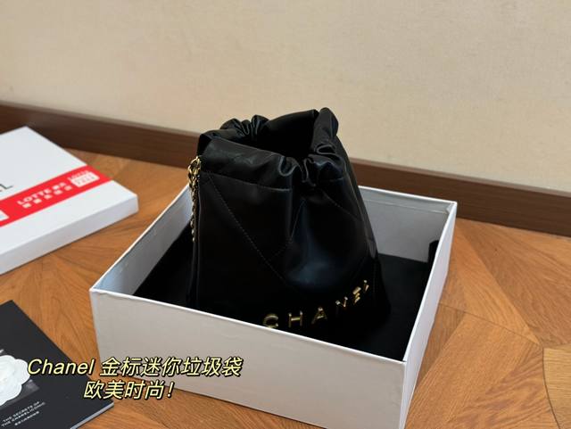 配盒 Size：21*24Cm 香奈儿迷你垃圾袋 也太好看了点 好美好美，容量也超级！ 手提腋下斜挎