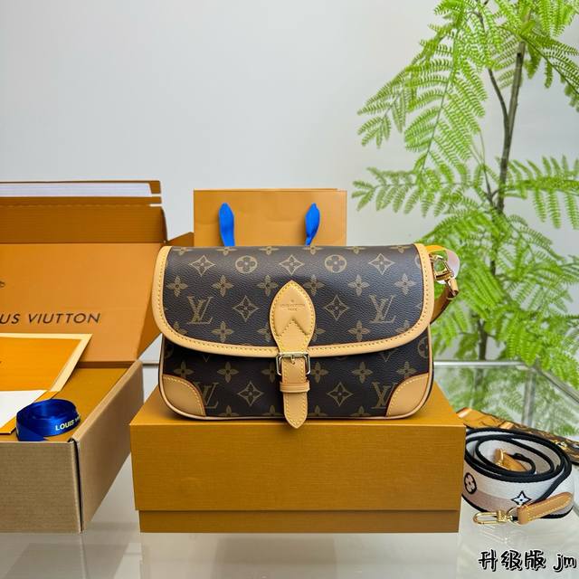 全套包装 L家 Diane 法棍手袋 法棍包是真好看 又好背! 皮质和颜色都不错, 配置两条肩带 又甜又咸! 搜索 Lv 法棍 Size:25*15Cm 全套包装 L家 Diane 法棍手袋 法棍包是真好看 又好背! 皮质和颜色都不错, 配置两条肩带 又甜又咸! 搜索 Lv 法棍 Size:25*15Cm