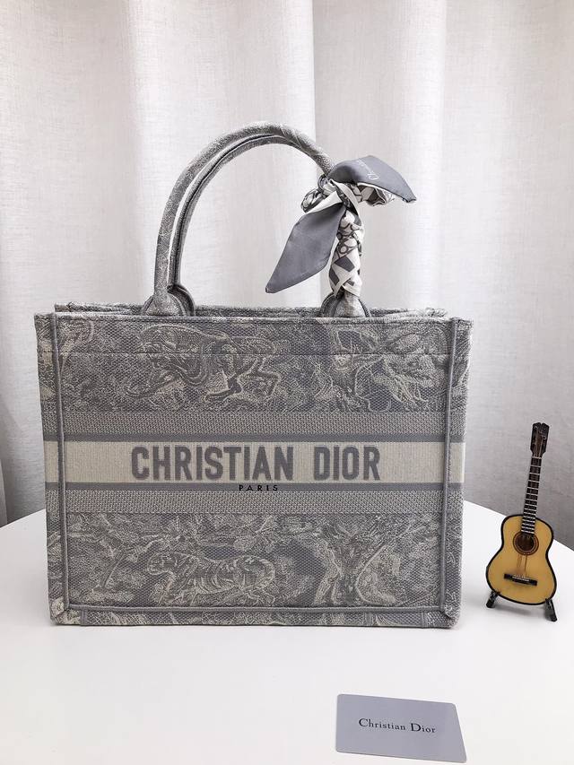 高品质 折叠礼盒 迪奥tote托特包购物袋3D浮雕原版布 Dior 原版布提花 配丝巾 Dior Book Tote今年最喜欢的一款购物袋 Tote我用的次数最