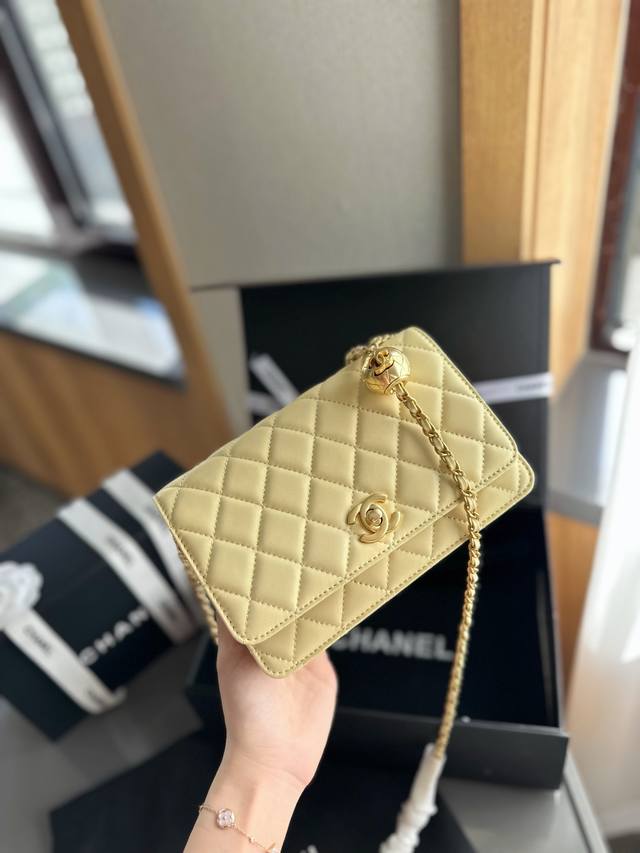 折叠礼盒官网飞机盒” Chanel香奈儿24新款金球woc发财包是时尚圈公认的“再过百年都不会过时”的神仙元素，随性百搭，可盐可甜，大牌们一直都对它一往情深。尺