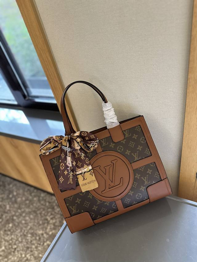 Lv 单肩包 Tote 托特包 男女通用的一款 这款retiro 手袋以标志性的lv老花面料制成，搭配奢华的黄皮饰边，经典永恒。优雅低调的外形设计和宽敞的包身更