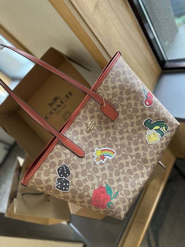 徽章限量款 官网飞机箱包装 Coach 可以装下全世界的徽章tote包 集美冲鸭！ 蔻家奥莱托特包来咯～时尚又复古，最近老花风刮满了时尚圈，使用与时尚并存的包包