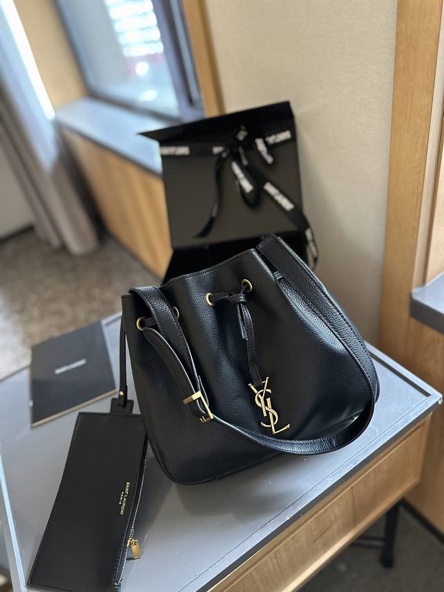 礼盒包装 看到24款gaby Bucket走不动道了刚买完ysl小水桶，这会又看到这只翻盖水桶 Gabybucket,真的是见一个爱一个顶部翻盖设计，私密性跟安