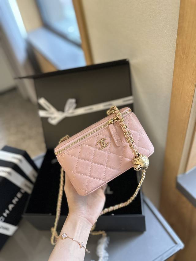 折叠礼盒官网飞机盒” Chanel 小金球 调节扣 做到全球断货就是它，Chanel金球盒子包没错了，又是香奈儿因为太火爆，都卖光光了小巧的包型和可爱的小金球哪