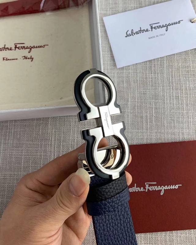 礼物首选ferragamo菲拉格慕 皮带将摩登设计与精湛的手工技艺完美结合 打造出风格华贵典雅，实用性和款式并重；3.5Cm宽 搭配最新原版真空电镀五金扣，不易