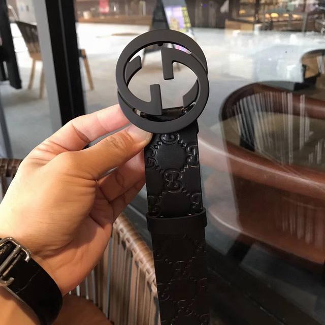 品牌 :古奇 价格 :配带全套原版包装 材质 : 进口牛皮搭配牛皮底，搭配18K钢扣 颜色 黑色， 规格 :3.8Cm 卖点 :皇家御用经典款式，永不过时。带身