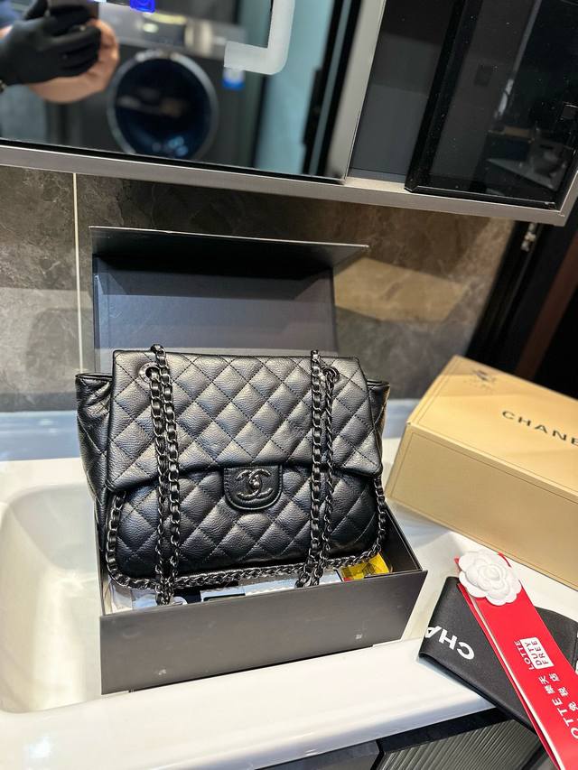 香奈儿 21新款购物袋 还没走下秀场就已经成了时尚界的尖叫款，除了因为chanel的金字招牌，也因为它是大容量的 Shopping Tote，超方便实用，性价比