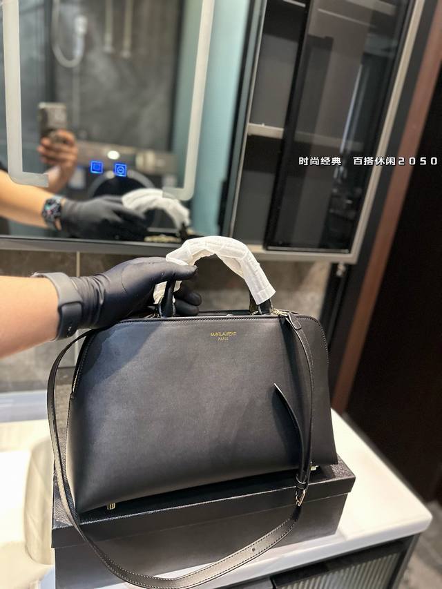 礼盒包装 圣罗兰sac De Jour 贝壳包 精致美丽 高级优雅 很好驾驭，不挑衣服，不挑季节 一年四季都可，可盐可甜 高个子小姐姐背，气质御姐范 小个子的小