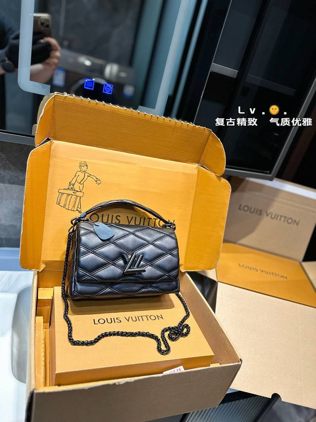 折叠飞机礼盒 Lv黑武士,系列的go-14和软盒子是近期询问度极高的款式,以全黑为主色调配以哑面皮革,尽显低调奢华,而且玩味十足。尺寸:22 15 折叠飞机礼盒 Lv黑武士,系列的go-14和软盒子是近期询问度极高的款式,以全黑为主色调配以哑面皮革,尽显低调奢华,而且玩味十足。尺寸:22 15