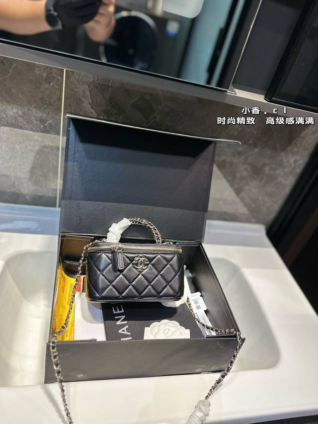 礼盒包装 Chanel 香奈儿 手柄化妆包 时时刻刻展现最美的你。可单肩，斜挎，尽显女人优雅气质 是一款超级百搭的休闲链条包尺寸 ：17*8*10Cm