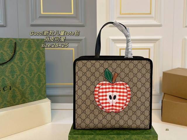 无盒 Size：28×25 Gucci古驰新款儿童tote包 苹果包真的是太可爱啦～ 自重轻 容量好大好实用 造型俏皮 大人小孩都可以背 性价比高 出门带娃时尚