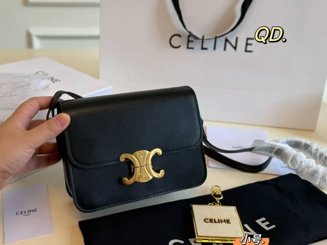 小号 折叠盒镜子 Size:18×14小号 Celine 赛琳新款凯旋门box豆腐包 包型硬挺，内里空间也很大！ 低调又高级感的复古logo相当精致！ 质感真的