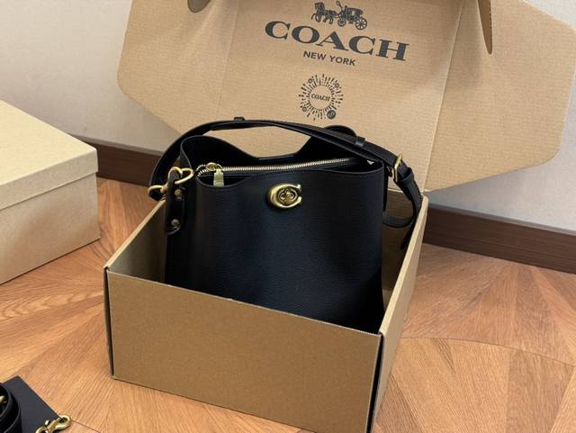 配盒 Size：24.20Cm 蔻驰 经典水桶包 实用性超强 中间带拉链隔层，有吸扣！ 上身效果好好看！ 绝绝子ydds！