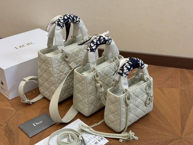 配折叠盒 尺寸：24*20Cm 20*18Cm 17*13Cm 高品版.升级出货 迪奥 戴妃磨砂 每个颜色真的太好看啦 春节是不是都需要它！