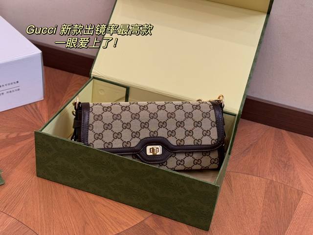 配折叠盒 升级版 Size:27*13Cm 绝对不可错过这个 古奇新款1955腋下 两根肩带可以自由切换搭配不同风格, 容量也是超级nice! 配折叠盒 升级版 Size:27*13Cm 绝对不可错过这个 古奇新款1955腋下 两根肩带可以自由切换搭配不同风格, 容量也是超级nice!