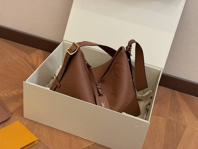 折叠盒 Size：26.32Cm Lv Carryall 年度包王 带有蝴蝶结的腋下包喜欢吗， 内附一只收纳零钱包， 性价比颜值超在线了 ！ 单肩斜挎完全没问题