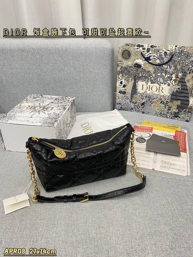 配折叠盒 Size:27×14 迪奥dior Nomad饭盒包 包型太可爱了 容量非常可，日常通勤都没问题 可咸可甜 质感满分 工艺非常讲究 细节立体感拉满