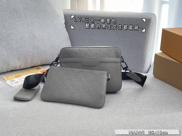 配全套礼盒 Size:25×18 Lv Trio三合一邮差包 男生日常搭配的理想选择～ 实用又百搭，小小的身体大大的空间 非常适合放随身物品~ 面料耐磨耐刮蹭，