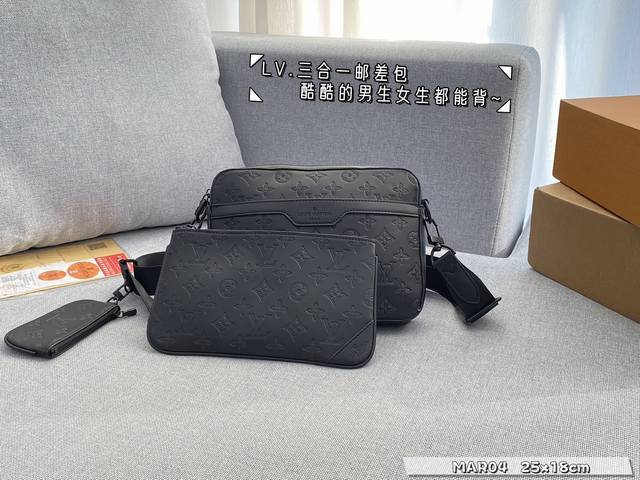配全套礼盒 Size:25×18 Lv Trio三合一邮差包 男生日常搭配的理想选择～ 实用又百搭，小小的身体大大的空间 非常适合放随身物品~ 面料耐磨耐刮蹭，