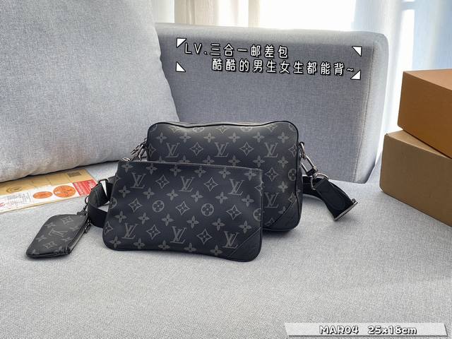 配全套礼盒 Size:25×18 Lv Trio三合一邮差包 男生日常搭配的理想选择～ 实用又百搭，小小的身体大大的空间 非常适合放随身物品~ 面料耐磨耐刮蹭，