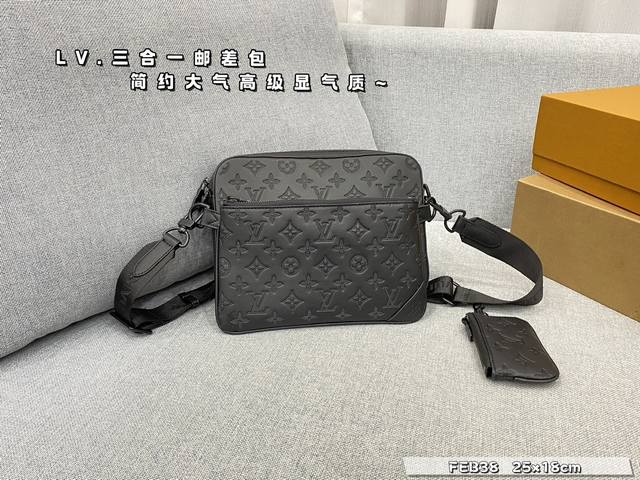 配全套礼盒 Size:25×18 Lv Trio三合一邮差包 男生日常搭配的理想选择～ 实用又百搭，小小的身体大大的空间 非常适合放随身物品~ 面料耐磨耐刮蹭，