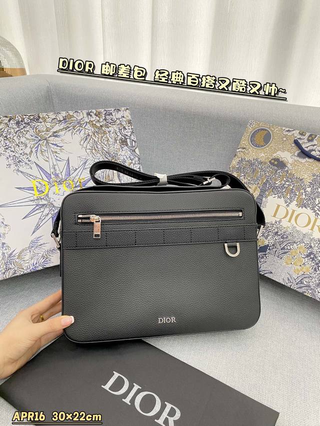 配盒 Size:30×22 Dior迪奥 邮差包 头层牛皮 超高版本 格调满满，自带一股低调沉稳儒雅的气息！ 版型挺阔，很有型！越用越有沉淀的味道！ 更加低调、