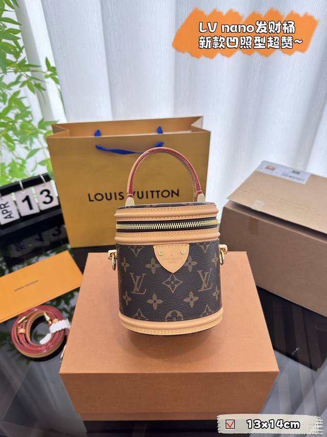 配全套礼盒 Size:13×14 Lv Nano 发财桶 包型立体圆润设计感十足 光滑细腻的外表，质感更是没话说 明星与网红的同款穿搭神器！ 顶部配有手柄 可卸