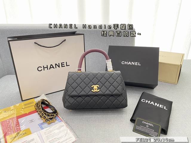 配折叠盒 Size:24×14 Chanel香奈儿 Handle手提链条包 鱼子酱 这只憨豆真的是等太久了 这个夏天了背白色带裙子最好看了，而且冬天搭白 色大衣
