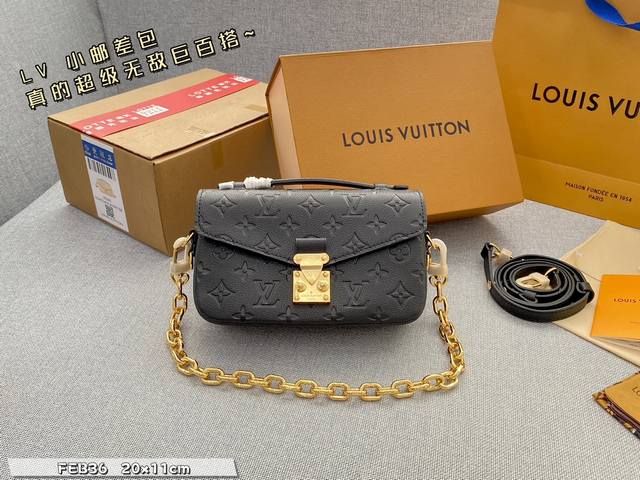 配全套礼盒 Size:20×11 Lv 小邮差 全钢五金 配丝巾 小巧精致的外观可真是一见钟情~ 经典老花真的是百搭款 胖乎乎的外形 背法很多 可玩性也很高~