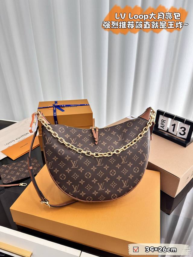 配全套礼盒 Size:39×36 Lv Loop 大月亮包 简直是长在随性潮人的心尖上 要知道这样随意的不规则到底潮人的爱，不惧岁月 帅性又休闲十足，强烈种草！